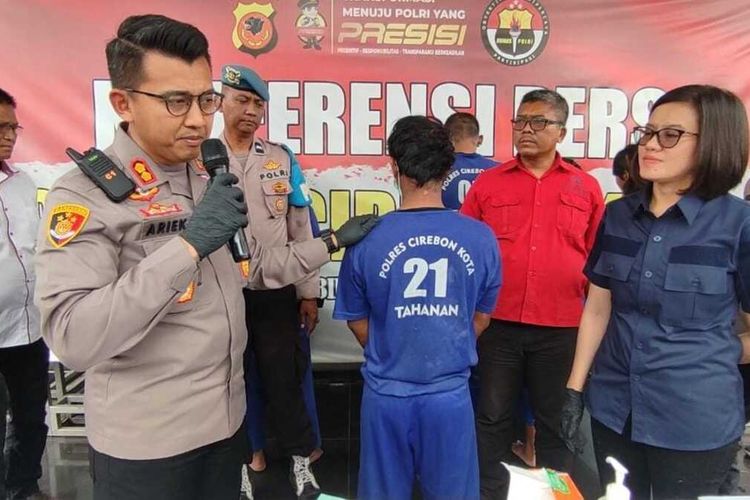 Kapolres Cirebon Kota AKBP Ariek Indra Sentanu, menunjukan pelaku CR (36) , paman yang tega mencabuli keponakan yang masih berusia 7 tahun, pada ungkap kasus, Kamis pegang (19/1/2023)