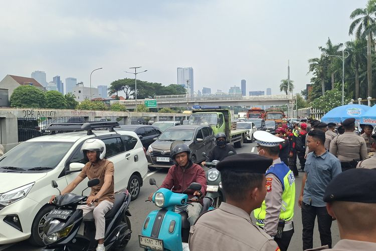 Jalan Depan Gedung DPR Macet karena Demo, Hanya Dibuka Satu Lajur