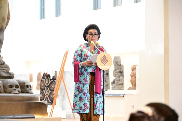 Ketua Umum Kongres Wanita Indonesia (KOWANI) Nannie Hadi Tjahjanto saat menghadiri acara Kebaya Bercerita di Taman Arca, Museum Nasional Indonesia, Rabu (13/8/2025).