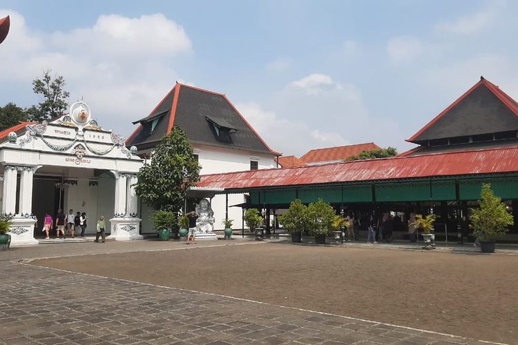 Suasana bagian dalam Keraton Yogyakarta.