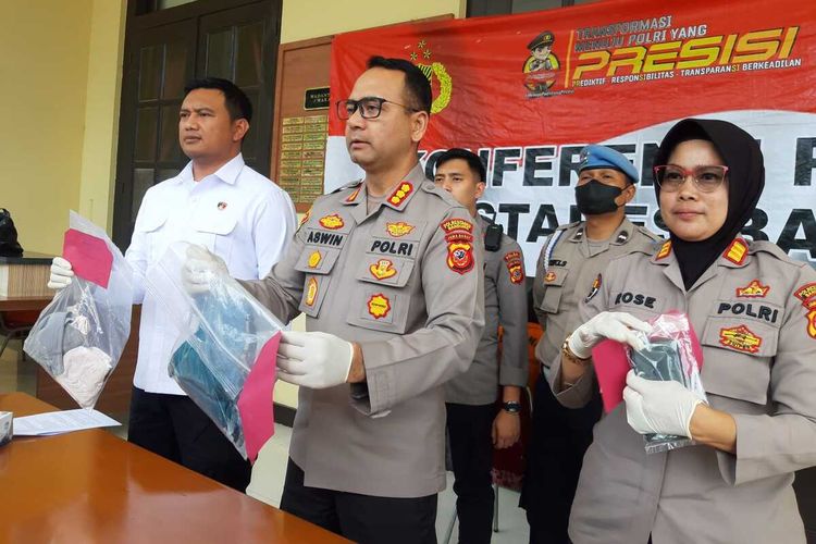 Kapolrestabes Bandung Kombes Aswin Sipayung tengah melakukan ekspose pengungkapan pemerkosaan ayah terhadap dua anak tirinya, Selasa (24/1/2023).