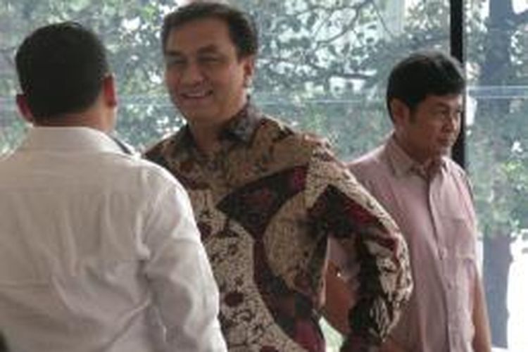 Effendi Simbolon menyambangi Gedung Komisi Pemberantasan Korupsi, Senin (16/7/2013) untuk mendaftarkan diri sebagai pengunjung Emir Moies, anggota Dewan Perwakilan Rakyat asal Fraksi PDI-Perjuangan yang ditahan di Rumah Tahanan Guntur, Jakarta Selatan. 