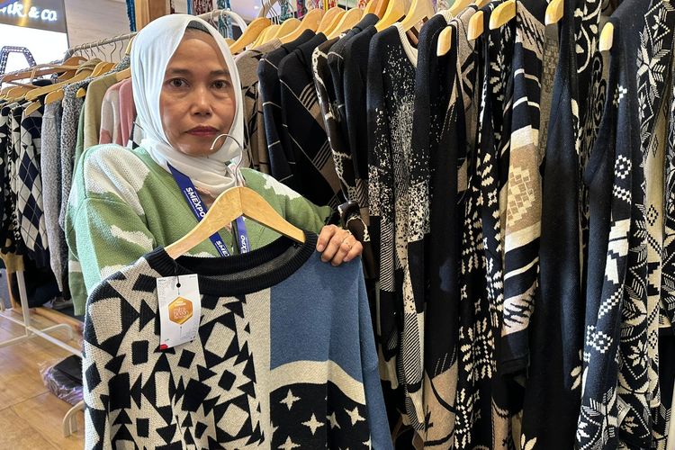 Penyandang disabilitas tuna daksa sekaligus perajut kain, Elis Juarsih (47) menunjukkan produk fesyen buatan komunitas Merajut Asa Kita dalam Pertamina Small Medium Enteprise Expo (SMEXPO) 2023 di Mal Gandaria City, Kebayoran Lama, Jakarta, Sabtu (4/11/2023). Elis adalah pelaku Usaha Mikro Kecil Menengah (UMKM) penyandang disabilitas yang diajak berpartisipasi oleh Pertamina dalam pameran Pertamina SMEXPO sebagai penerapan program Sobat Istimewa. Mereka mendapatkan stan untuk mempromosikan produk yang diproduksi oleh kelompok penyandang disabilitas.