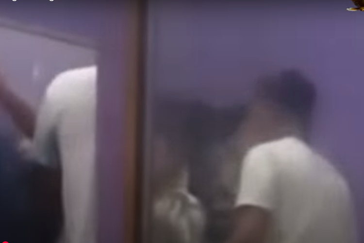 Video dua pns Kudus adu jotos di tempat karaoke viral di media sosial. Bupati Kudus minta maaf.