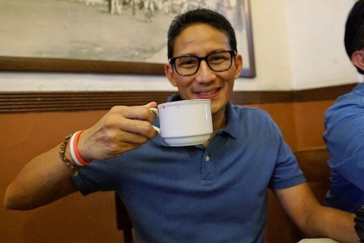 Calon Wakil Presiden nomor urut 02, Sandiaga Salahudin Uno berkunjung ke Kedai Kopi Purnama, Jalan Alkateri,  Kota Bandung, Selasa (16/10/2018). 