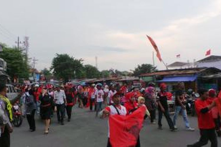 Ilustrasi: Simpatisan PDI Perjuangan membubarkan diri seusai mengikuti kampanye di Lapangan Thor, Surabaya, Jawa Timur, Senin (17/3/2014). Sejumlah simpatisan membawa serta anak-anaknya dalam kampanye tersebut.