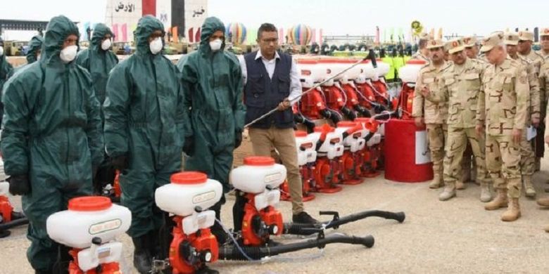 Militer Mesir mengatakan akan menggunakan peralatan pemadam kebakaran untuk mensterilkan ruang terbuka.