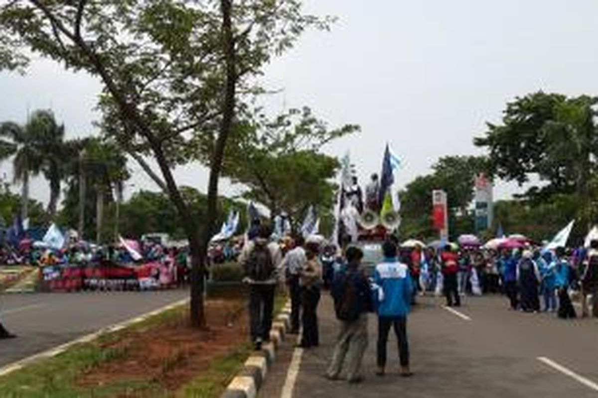 Massa buruh menutup akses masuk dan keluar Kawasan Berikat Nusantara (KBN), Jakarta Utara, Selasa (24/11/2015).