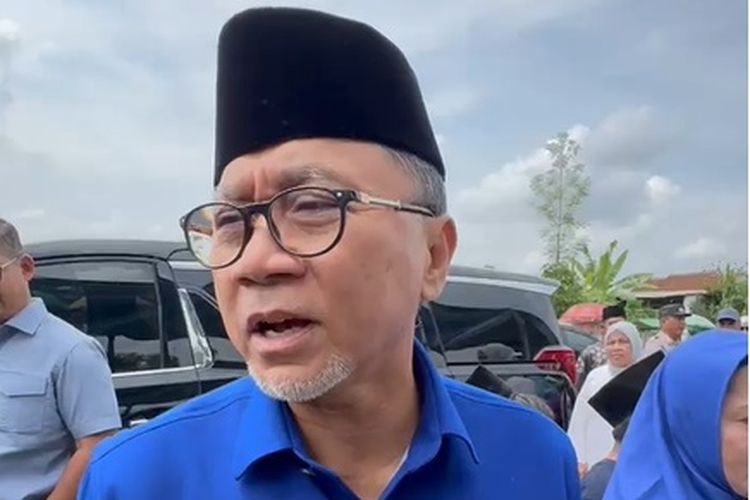 Ketua Umum (Ketum) Partai Amanat Nasional Zulkifli Hasan (Zulhas) usai menghadiri Pengajian Akbar Memperingati Isra Mi'raj Nabi Besar Muhammad SAW bersama Gus Miftah di Natar, Lampung, Kamis (1/2/2024).