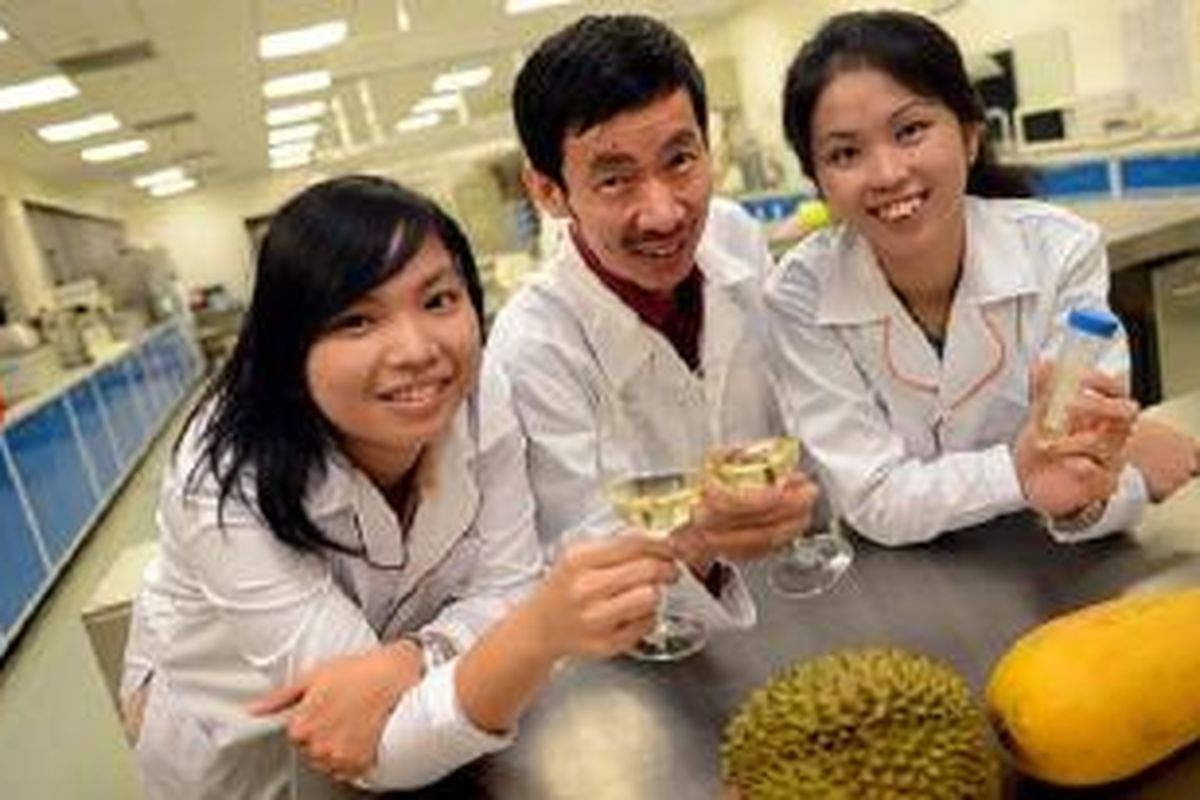 Fransisca Taniasuri (paling kiri) berfoto dengan durian wine ciptaannya didampingi mentornya Prof Liu Shao Quan dan Christine Lee