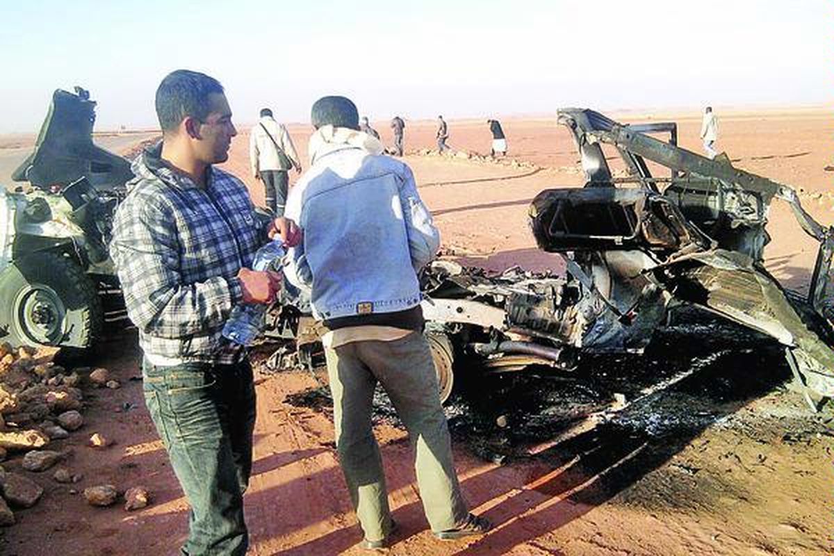 Rongsokan kendaraan di In Amenas, Aljazair, sisa serangan pasukan Aljazair dalam operasi pembebasan sandera di ladang gas di daerah itu. Pasukan Aljazair, Minggu (20/1), menemukan lebih banyak lagi mayat saat membersihkan ladang gas itu dari ranjau.