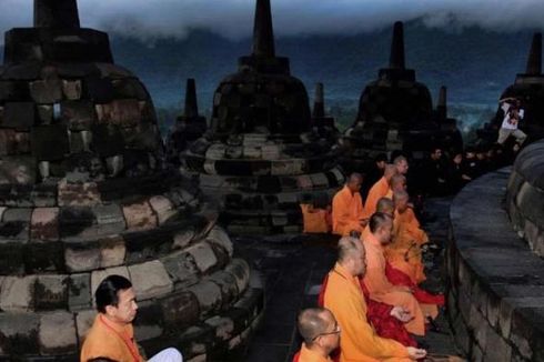 Ribuan Umat Buddha Ikuti Detik-detik Waisak di Candi Borobudur