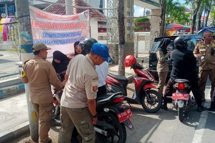 Petugas Satpol PP Sampang saat menggelar sosialisasi penggunaan kendaraan dinas, Senin (1/7/2024).