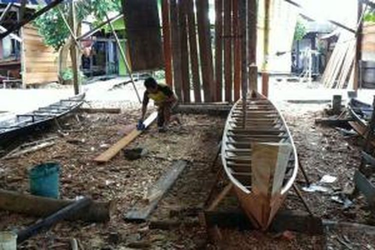 Proses pembuatan perahu tradisional Banjar, Kalimantan Selatan.