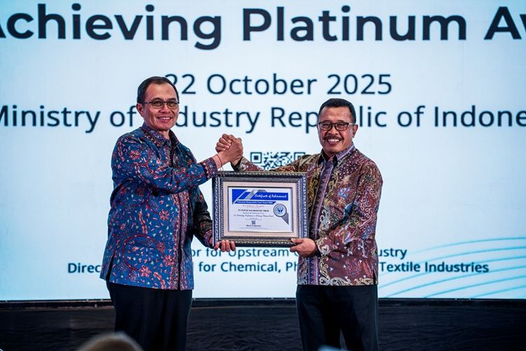 Direktur Operasi Pupuk Kaltim F Purwanto saat menerima predikat tertinggi Platinum untuk Pupuk Kaltim di Ajang APRCC 2025. 