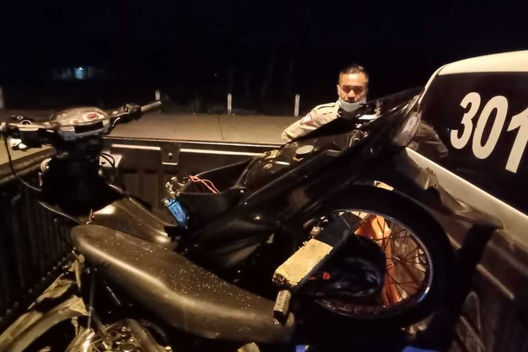Polisi evakuasi bangkai motor Yamaha Vega tanpa plat nomor yang mengalami tabrakan di sekitaran Pedukuhan Polodadi, Kalurahan Kulur, Kapanewon Temon, Kabupaten Kulon Progo, Daerah Istimewa Yogyakarta.