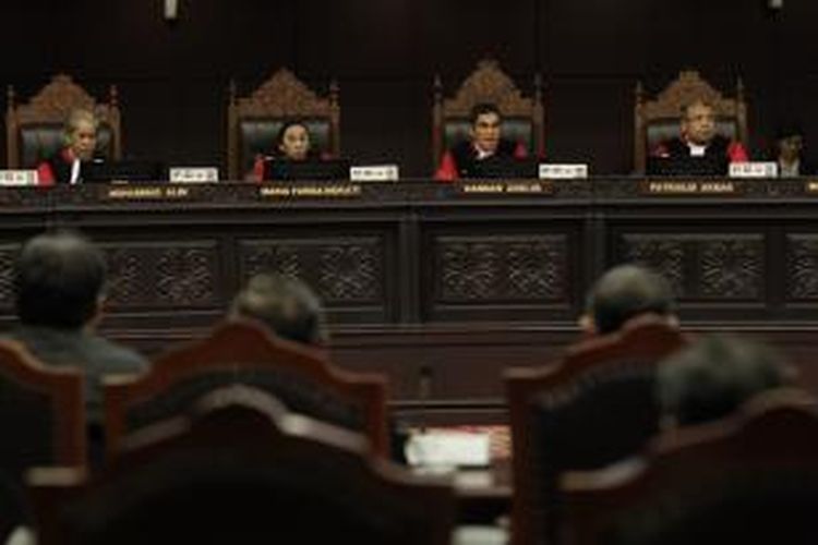 Sidang putusan permohonan terhadap uji materi Undang-Undang Nomor 17 Tahun 2014 tentang MPR, DPR, DPD, dan DPRD (UU MD3) di Mahkamah Konstitusi, Jakarta, Senin (29/9/2014). Dalam amar putusan Mahkamah Konstitusi memutuskan menolak gugatan permohonan terhadap uji materi UU MD3 yang diajukan Partai Demokrasi Indonesia Perjuangan. KOMPAS IMAGES/KRISTIANTO PURNOMO