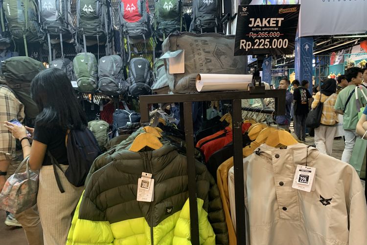 Reptil Adventure menjual jaket gunung seharga mulai Rp 125.000 hingga Rp 300.000. Harga ini hanya berlaku selama Indofest 2025 berlangsung.