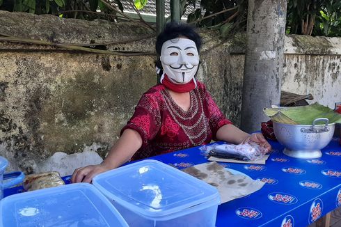 Unik, Ibu 60 Tahun di Yogyakarta Ini Jualan Bubur Mengenakan Topeng