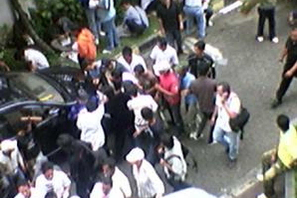 Pendukung Artalyta berebut nasi padang di halaman Gedung Pengadilan Tindak Pidana Korupsi, Jakarta, Selasa (29/7).