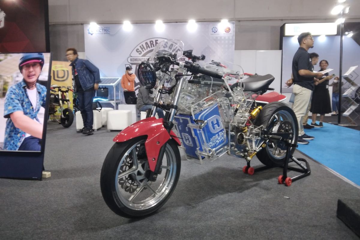 
HME EV-1, motor listrik model sport dengan rangka dari akrilik buatan HME Enginnering yang menyedot perhatian di Periklindo Electric Vehicle Show (PEVS) 2023.