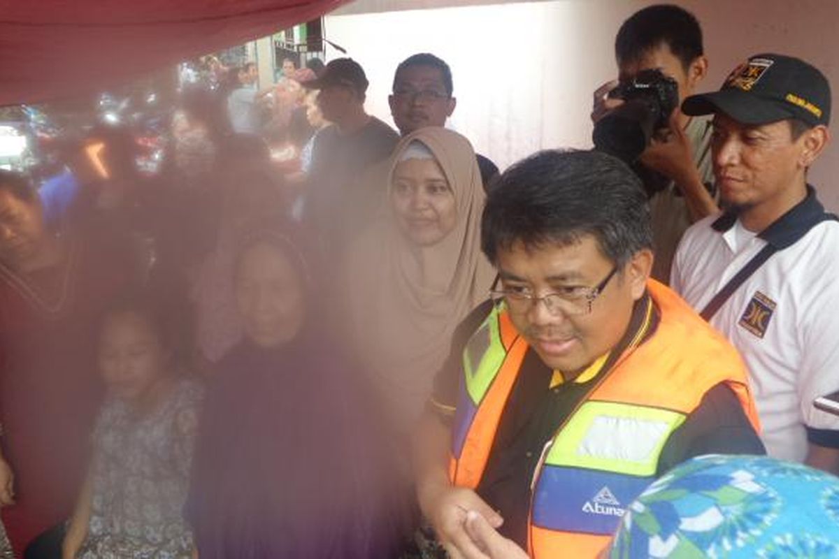 Presiden PKS Sohibul Iman mendatangi permukiman warga yang terdampak banjir di Kelurahan Cipinang Muara, Jakarta Timur, Selasa (21/2/2017)