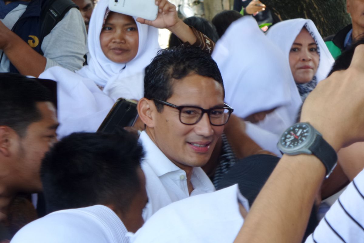 Calon wakil gubernur DKI Jakarta Sandiaga Uno menyapa relawannya di Kelurahan Cipinang Besar Selatan, Kecamatan Jatinegara, Jakarta Timur, Senin (10/4/2017).