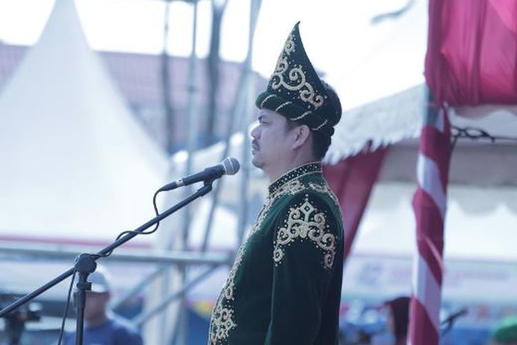 Bupati Kolaka Timur Abdul Azis Dalam menyambut Hari Ulang Tahun (HUT) ke-12 Kabupaten Kolaka Timur pada Minggu (11/1/2025).