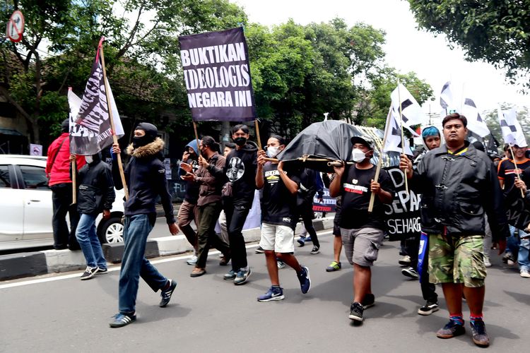 Ratusan suporter Arema FC, Aremania melakukan aksi damai menuntut penegakan hukum yang adil terkait Tragedi Kanjuruhan yang menelan 133 korban meninggal di Kota Malang, Kamis (20/10/2022) pagi.