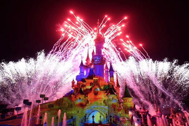 Kembang api spektakuler, sinar laser, lampu sorot, air mancur, api, musik, layar kabut dan efek khusus lainnya di Disneyland Paris.