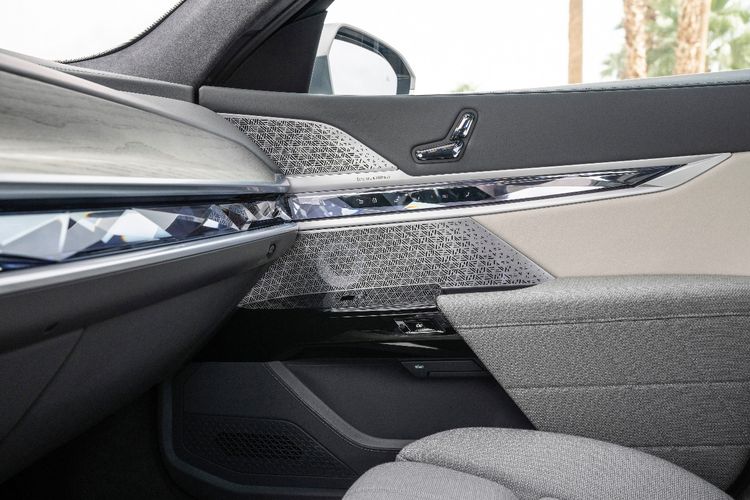 Panel dasbor BMW i7 menggunakan crsital swarovski pada sisi penumpang depan