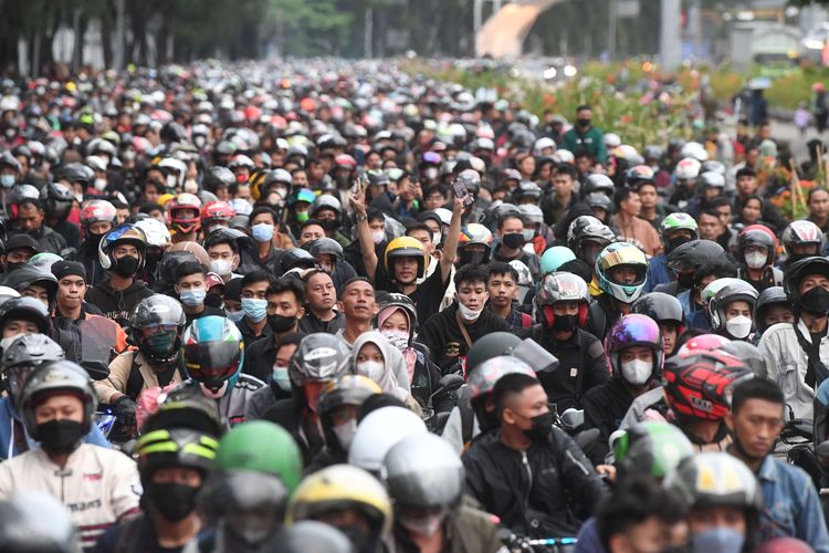 Pemudik bersepeda motor antre untuk memasuki Pelabuhan Merak di Banten, Sabtu (30/4/2022). Pelabuhan Merak dipadati puluhan ribu pemudik berkendaraan roda.