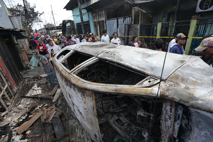 Sisa-sisa bangkai mobil di Kampung Tanah Merah usai kebakaran Depo Pertamina Plumpang, Koja, Jakarta Utara, Sabtu (4/3/2023). Kebakaran ini mengakibatkan 17 orang meninggal dunia dan 51 orang luka-luka.