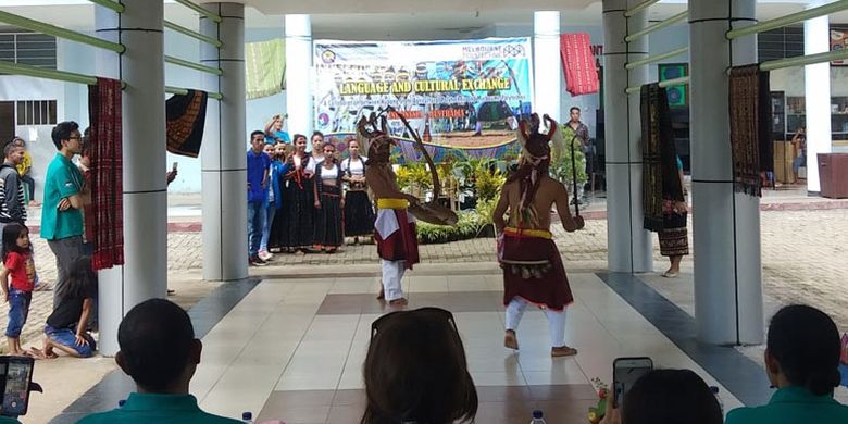 Mahasiswa Politani Negeri Kupang, NTT menampilkan tarian dari sejumlah etnis di NTT dalam acara pertukaran Bahasa dan Budaya antara Melbourne Polytechnic dan Politeknik Pertanian (Politani) Negeri Kupang, Kamis (18/4/2019).