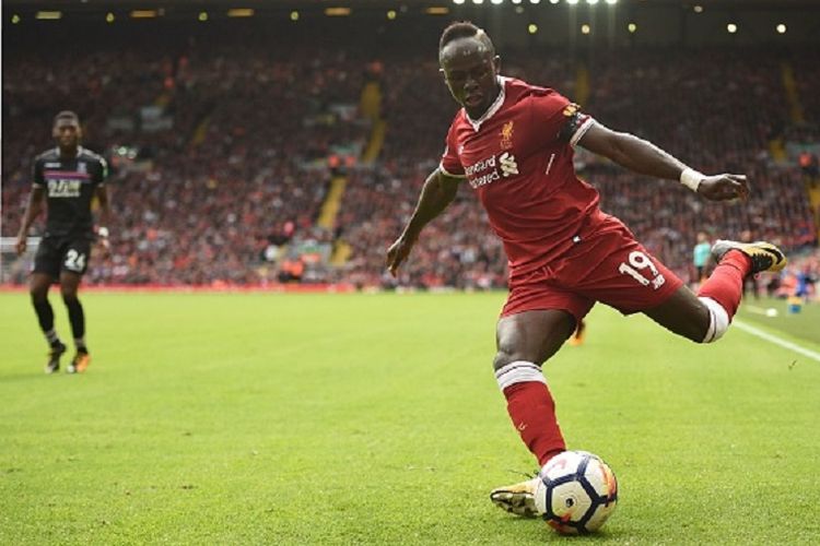 Sadio Mane mencoba melepas umpan silang pada pertandingan Liverpool vs Crystal Palace di Anfield, Sabtu (19/8/2017). 