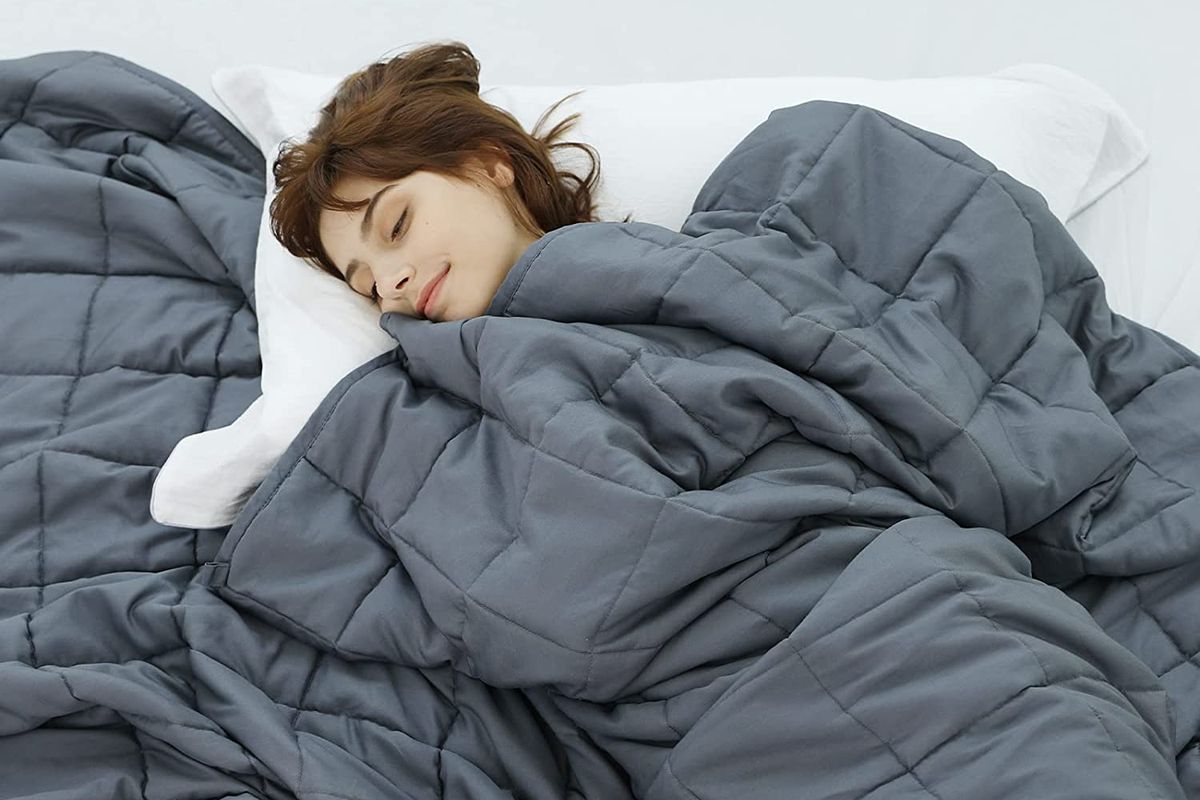 Selimut berat atau weighted blanket adalah selimut teraputik yang berbobot antara 2,2-13,6 kilogram.

