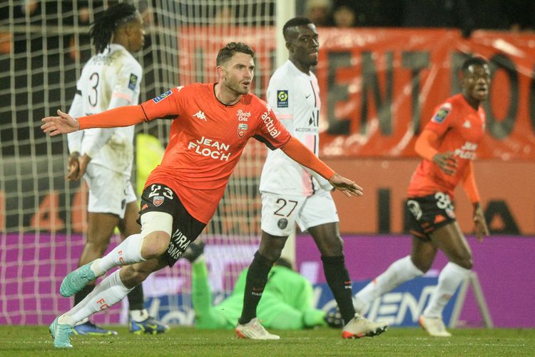Gelandang Lorient, Thomas Monconduit (kiri), melakukan selebrasi setelah mencetak gol timnya ke gawang Paris Saint-Germain (PSG) dalam laga Ligue 1 di Yves Allainmat-Le Moustoir Stadium, Lorient, Rabu (22/12/2021) atau Kamis dini hari WIB.