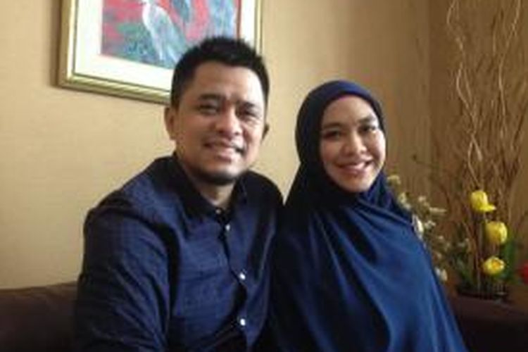 Artis peran yang juga pembawa acara Oki Setiana Dewi dan sang suami Ori Vitrio Abdullah menggelar jumpa pers kelahiran anak kedua mereka di Eka Hospital, BSD, Tangerang Selatan, Senin (17/1/2016).