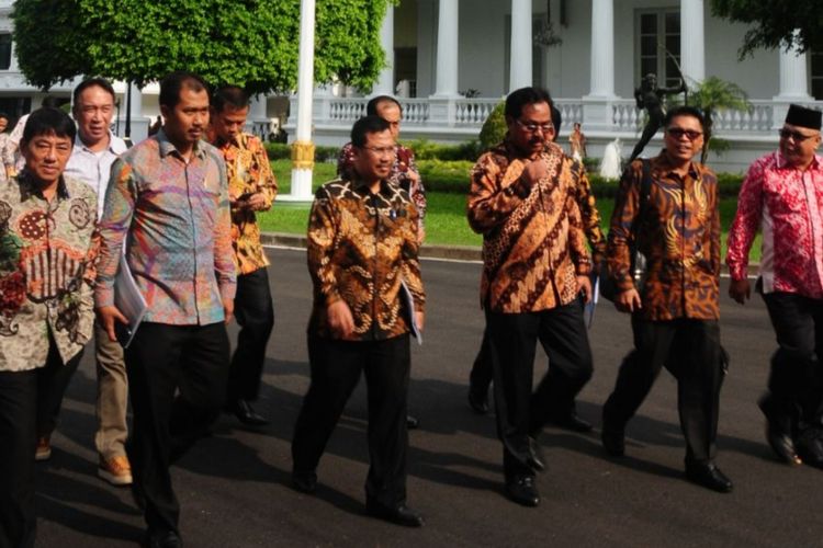 Gubernur Kepri Nurdin Basirun didampingi Sekdaprov H TS Arif Fadillah, Asisten Ekbang Syamsul Bahrum, Karo Pembangunan Aries Fhariandi, Kadis PU Abu Bakar, Kadis Perhubungan Jumhur Ismail, Kadisperindag Burhanuddin, Karo Humas Protokol dan Penghubung Nilwan, Wakil Ketua Umum Kadin Bidang Pengembangan Kawasan dan Investasi Jhon Kenedy dan Direktur PT Bintan Alumina Indonesia Santoni usai keluar dari Istana Negara di Jakarta.