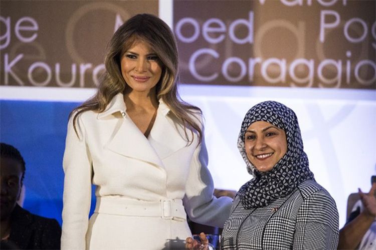 Melania Trump bersama salah satu penerima penghargaan 2017 Secretary of States International Women of Courage Awards 
