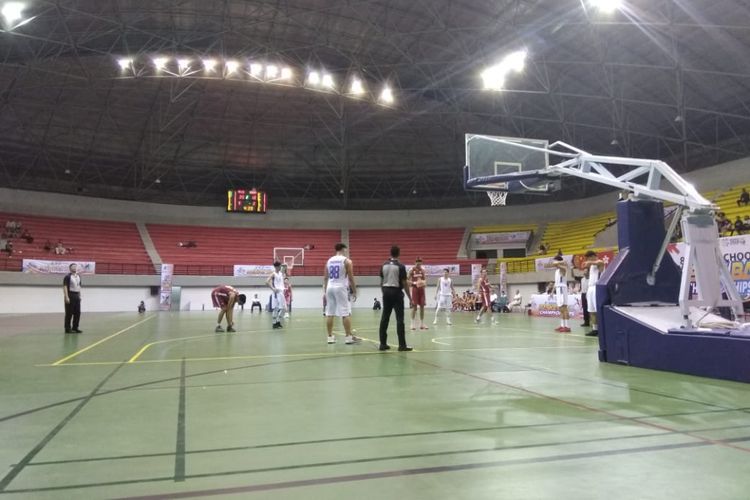 Pemain basket putra Indonesia, Neo Putu Satria, sedang bersiap melakukan free throw pada ajang Asian School Basket Ball Championship ke-8 di GOR Amongraga, Yogyakarta, Senin (10/9/2018).