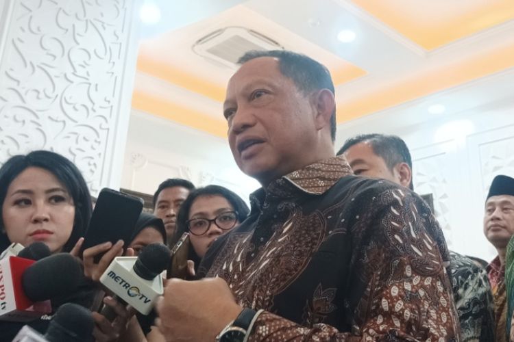 Mendagri Tito Karnavian saat memberikan keterangan pers usai menyerahkan DP4 Pilkada 2024 ke KPU RI di Kantor KPU RI, Jakarta Pusat, Kamis (2/5/2024).