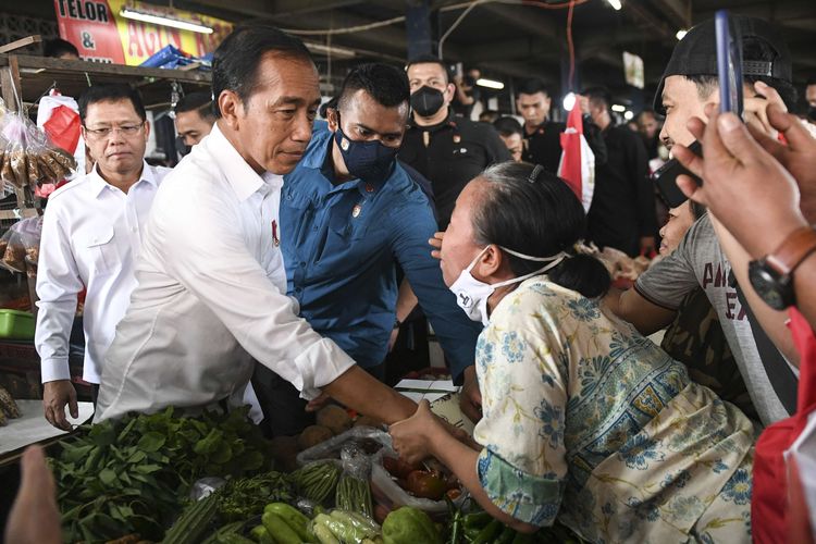 Presiden Joko Widodo (kedua kiri) didampingi UKP Pengentasan Kemiskinan dan Ketahanan Pangan Muhamad Mardiono (kiri) berbincang dengan pedagang saat mengunjungi Pasar Minggu, Jakarta, Kamis (13/4/2023). Kunjungan Presiden ke pasar tersebut untuk memantau harga kebutuhan pokok jelang Lebaran dan membagikan paket bantuan sosial kepada pedagang dan masyarakat.