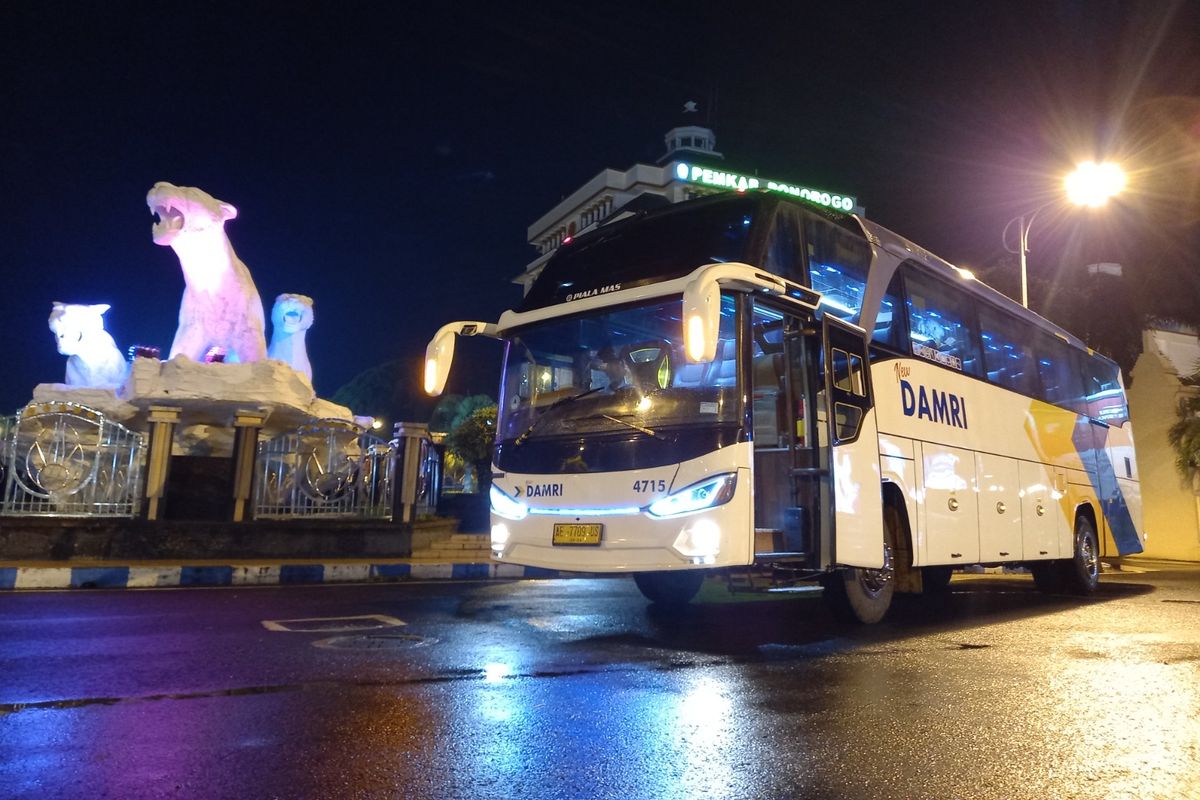 Bus DAMRI layanan Angkutan Antar Kota Antar Provinsi (AKAP) dengan rute Ponorogo -Tangerang via Jakarta 