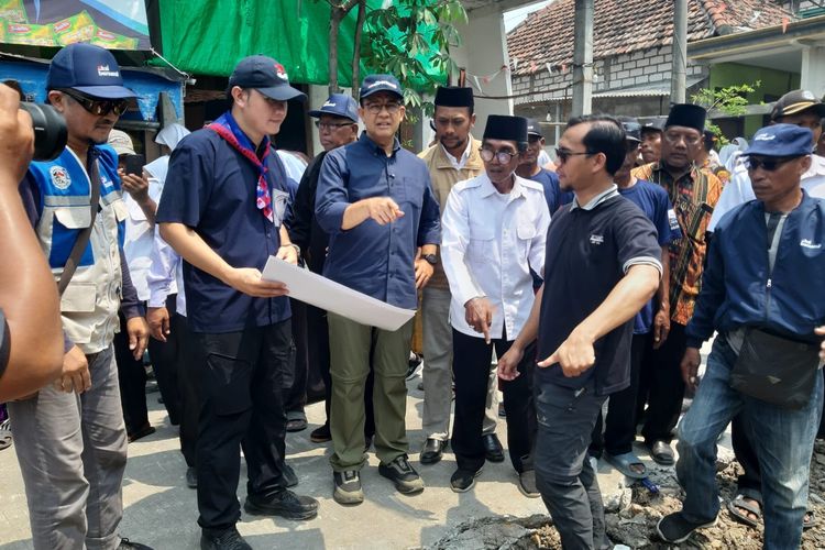 Anies Tinjau Lokasi Jembatan Titian Persatuan yang Hubungkan Lamongan-Turi