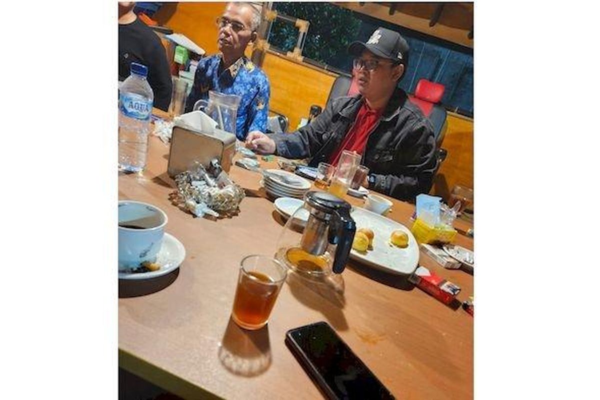 Beredar foto Kepala Inspektorat Daerah (Itda) Kabupaten Cianjur Endan Hamdani bersama Calon Legislatif (Caleg) DPR RI asal PDI-P Muhamad Azis Sefudin, Kamis (18/1/2024) 

