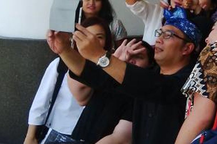 Wali Kota Bandung Ridwan Kamil saat berfoto selfie dengan sejumlah warga Bandung di Balai Kota Bandung, Jalan Wastukencana, Bandung, Jawa Barat, Rabu, (15/7/2015). 