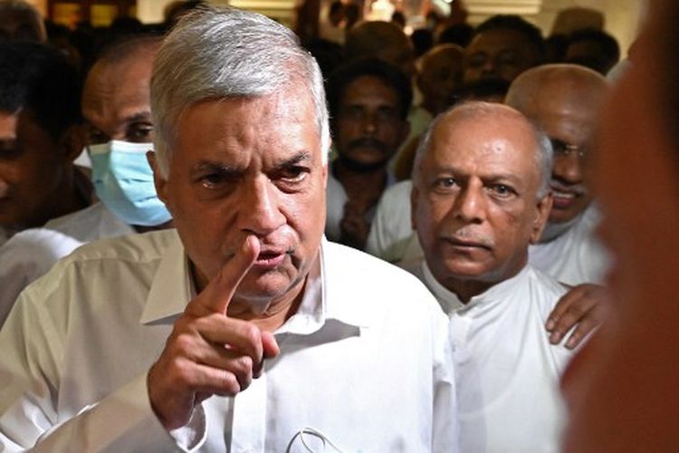 Presiden Sri Lanka yang baru terpilih Ranil Wickremesinghe berbicara kepada perwakilan media selama kunjungannya di kuil Buddha Gangaramaya di Kolombo pada 20 Juli 2022.