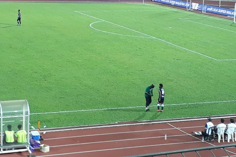 Ilham Udin Armayn mendapatkan perawatan di tepi lapangan pada pertandingan Selangor FA menghadapi Kuala Lumpur FA, Minggu (4/2/2018).