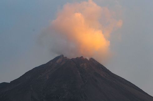 Aktivitas Vulkanis Gunung Merapi Dilaporkan Terus Meningkat